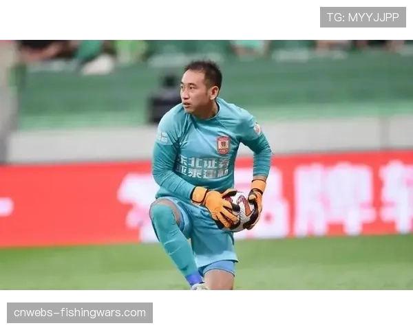 特写:雨中作战,长春亚泰门将吴亚轲多次关键扑救后与队友击掌 特写:雨中作战,长春亚泰门将吴亚轲多次关键扑救后与队友击掌